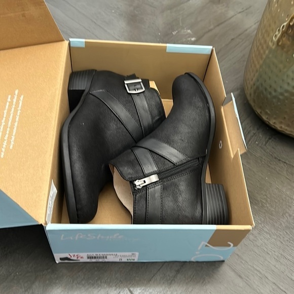 Ally Womens Cushioned Footbed Round Toe Ankle Boots (WIDE) - Picture 2 of 7